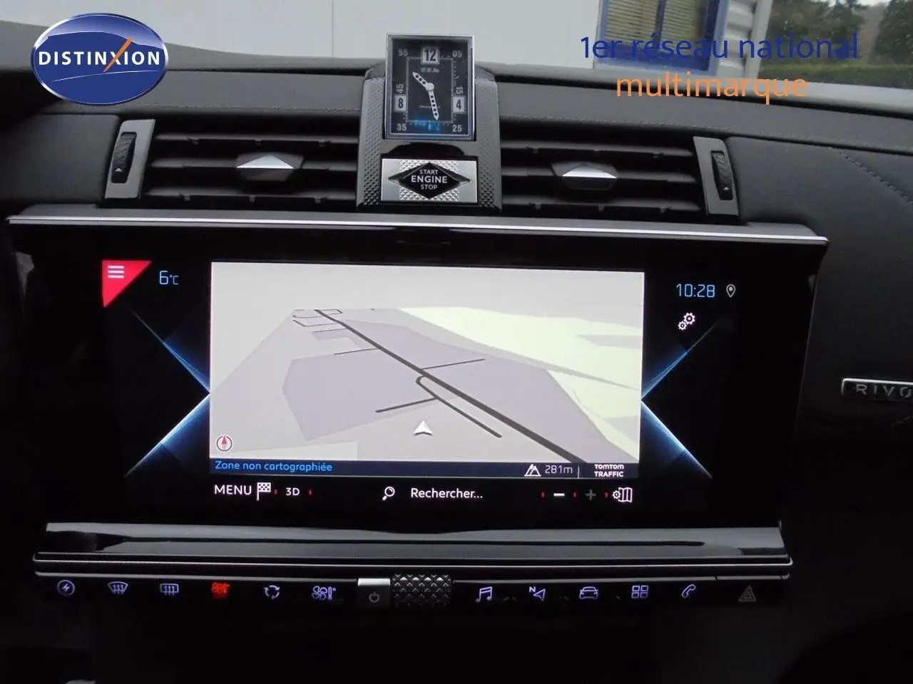 Tableau de bord du DS7 Crossback noir perle, vue frontale centrée sur l'écran tactile de navigation et horloge digitale.