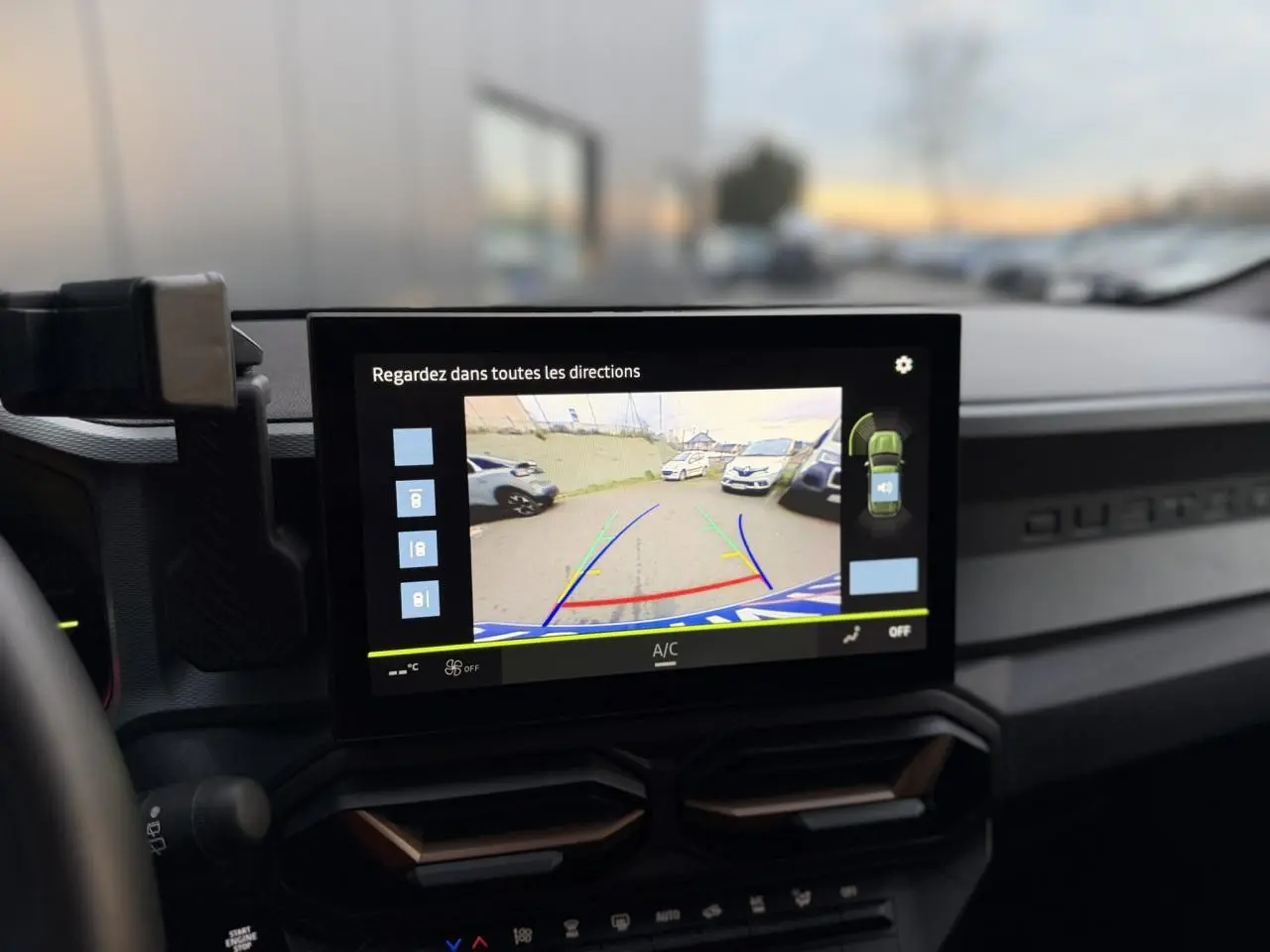 Écran tactile intérieur montrant la caméra 360° du Dacia Duster Beige Sandstone en marche arrière.