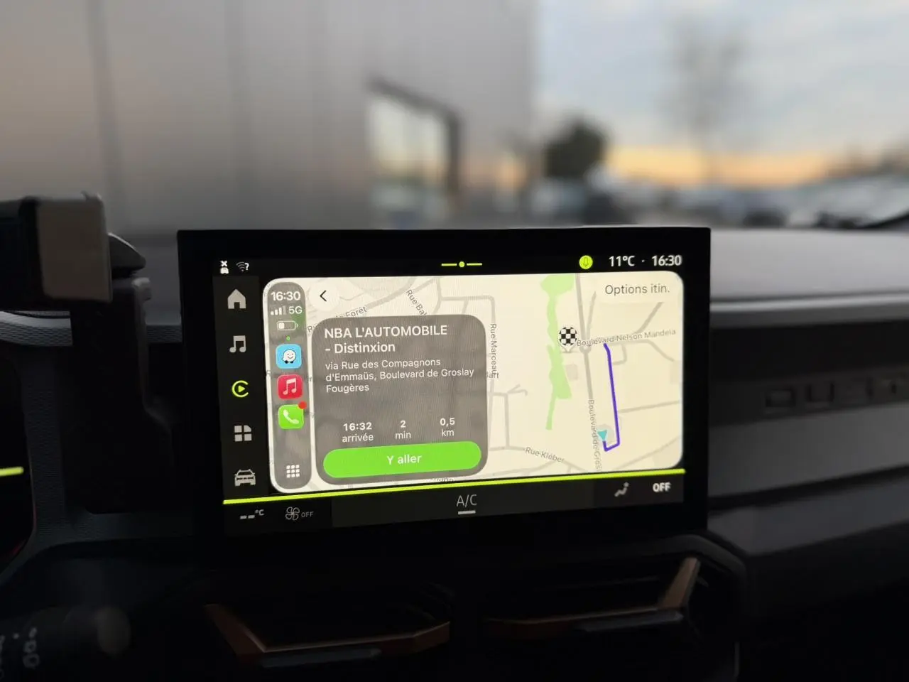 Écran tactile central du Dacia Duster 2025 affichant la navigation avec carte et itinéraire en cours.