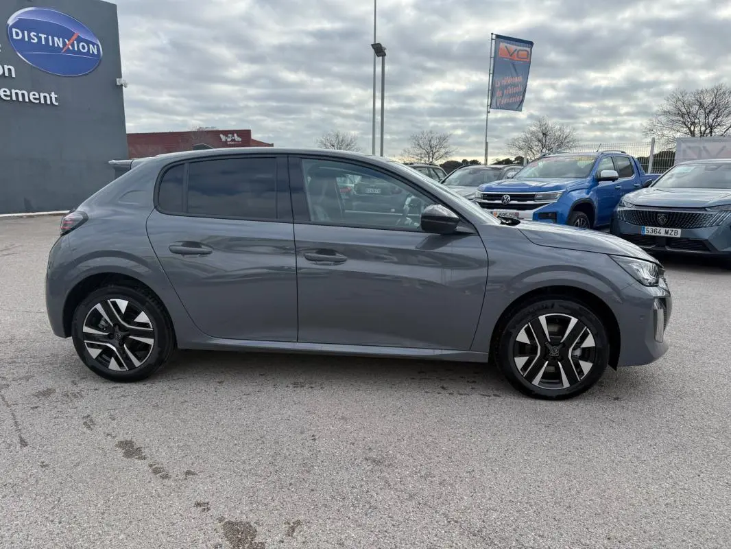 Peugeot 208 Hybrid 145 gris vue de profil côté gauche, avec jantes alliage 16 pouces et vitres teintées.