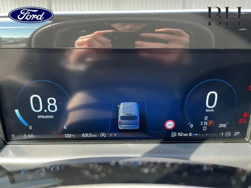 Tableau de bord numérique du Ford Transit Custom gris, affichant vitesse, régime moteur et vue 3D du véhicule.