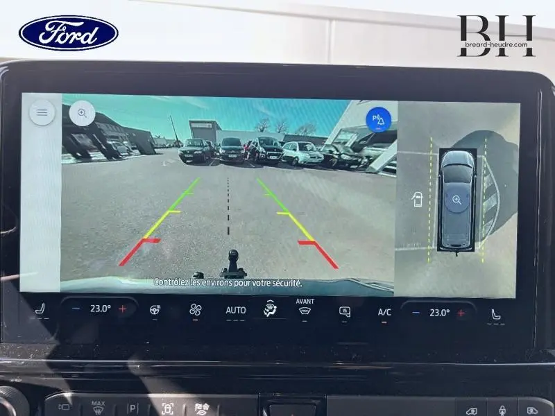 Écran tactile du Ford Transit Custom gris Magnetic montrant la caméra de recul et vue 360° en stationnement.