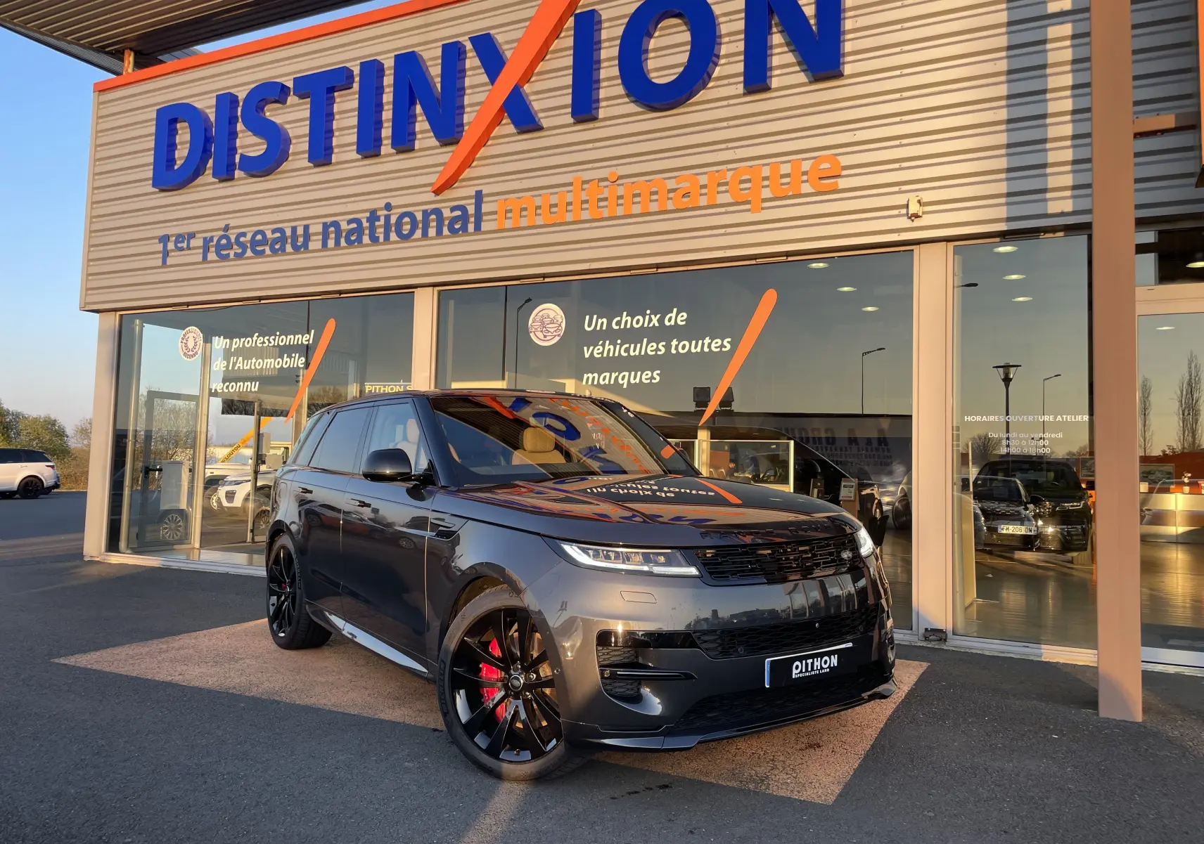 Range Rover Sport P440 HSE R-Dynamic gris Carpathian, vue 3/4 avant, jantes noires 23'', étriers rouges visibles.