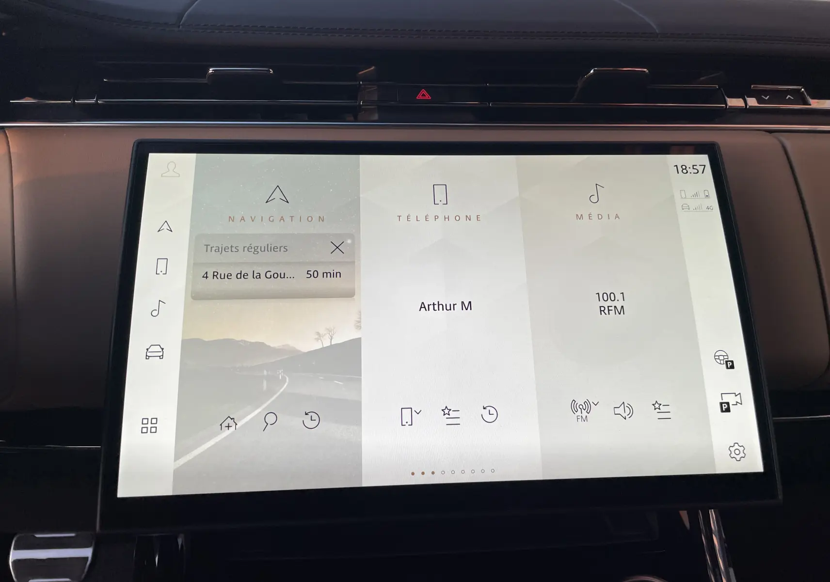 Écran tactile central du Range Rover Sport P440 HSE R-Dynamic 2023 affichant navigation, téléphone et média.