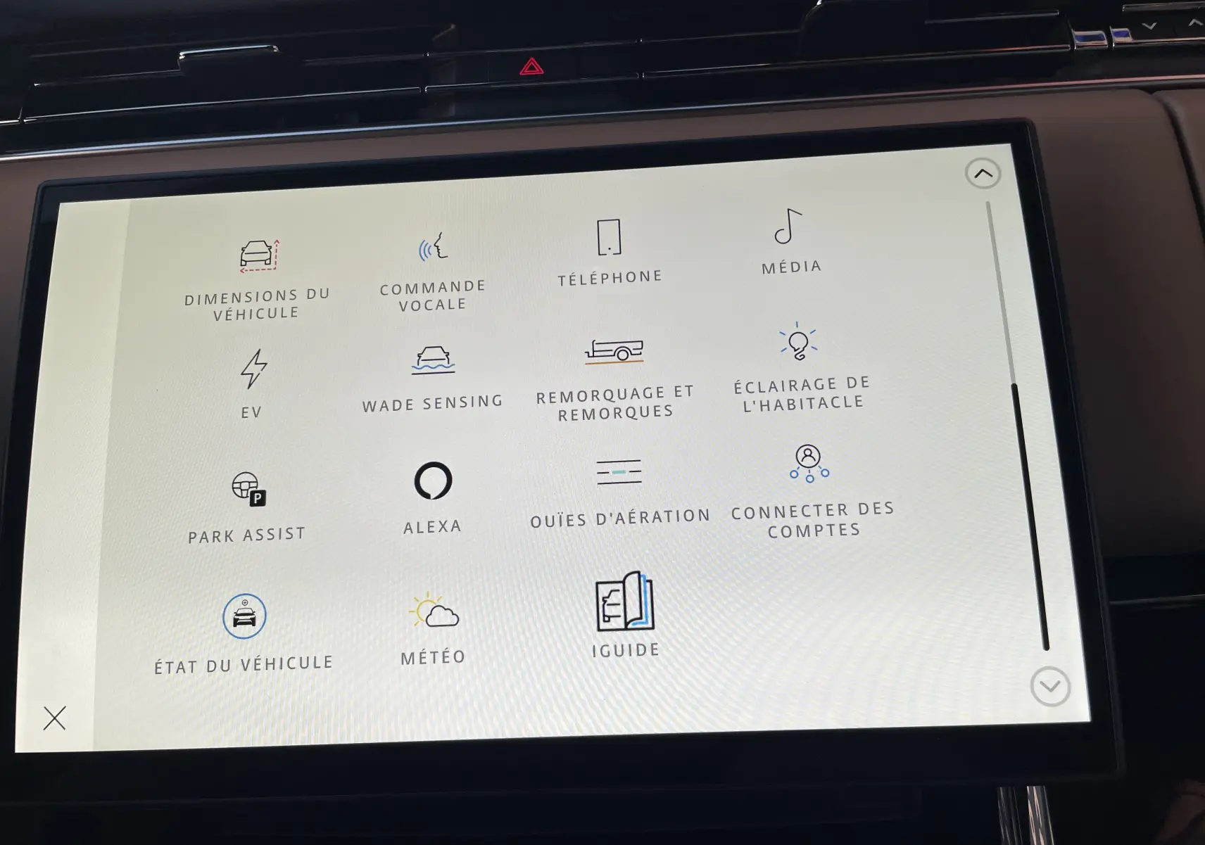 Écran tactile central du Range Rover Sport P440 HSE R-Dynamic 2023 affichant les options de commande et assistance.