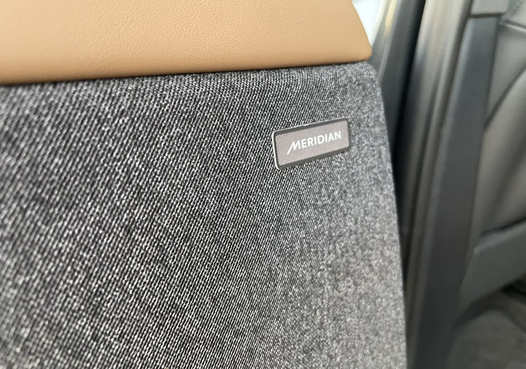 Gros plan sur le haut-parleur Meridian intégré dans la porte intérieure du Range Rover Sport P440 HSE R-Dynamic 2023.