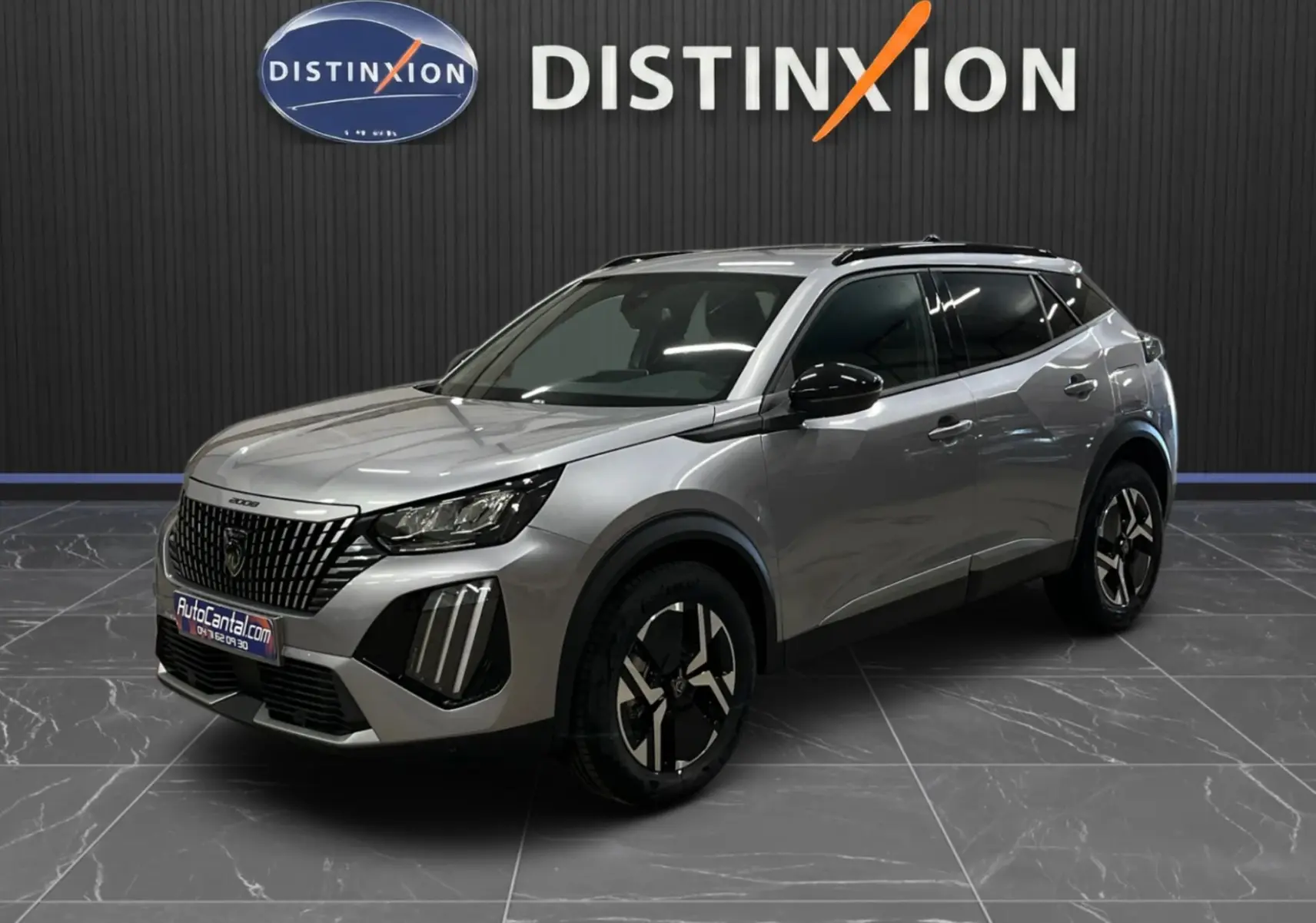 Peugeot 2008 gris Artense métal en 3/4 avant droit, avec calandre noire distinctive et jantes bi-ton.