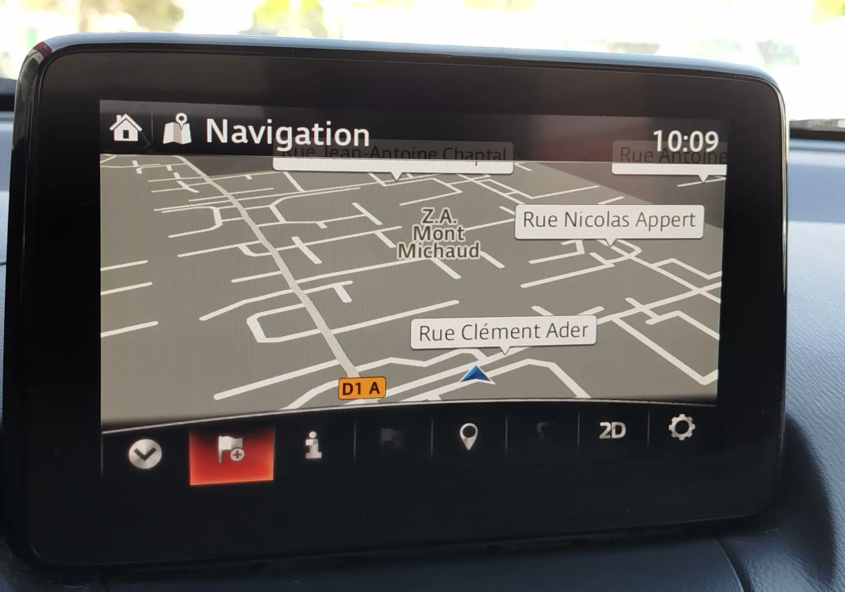 Écran de navigation intérieur du Mazda2 2018 affichant une carte avec rues et options en mode 2D.