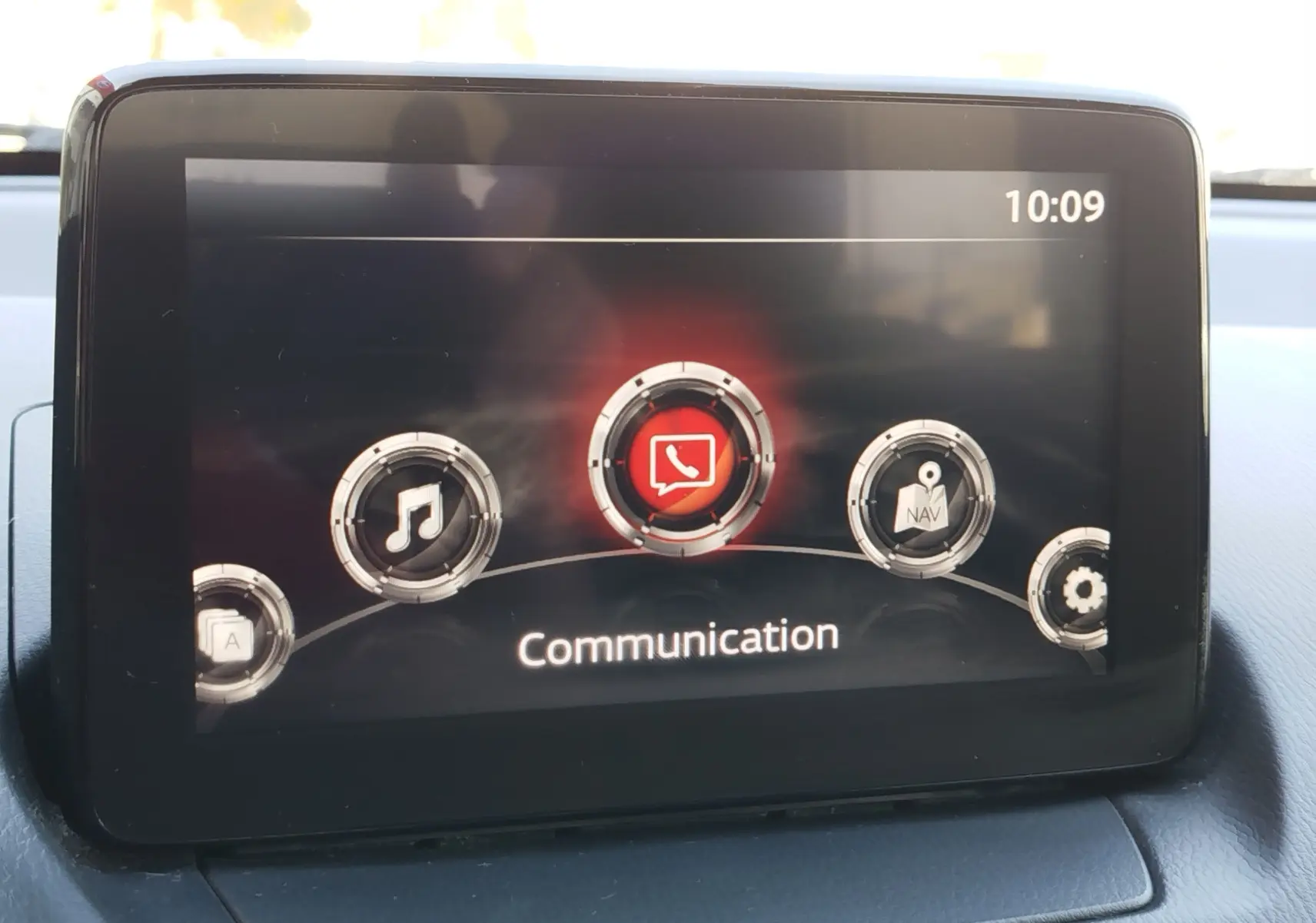 Écran central du système multimédia de la Mazda2 2018 affichant le menu Communication en interface digitale.