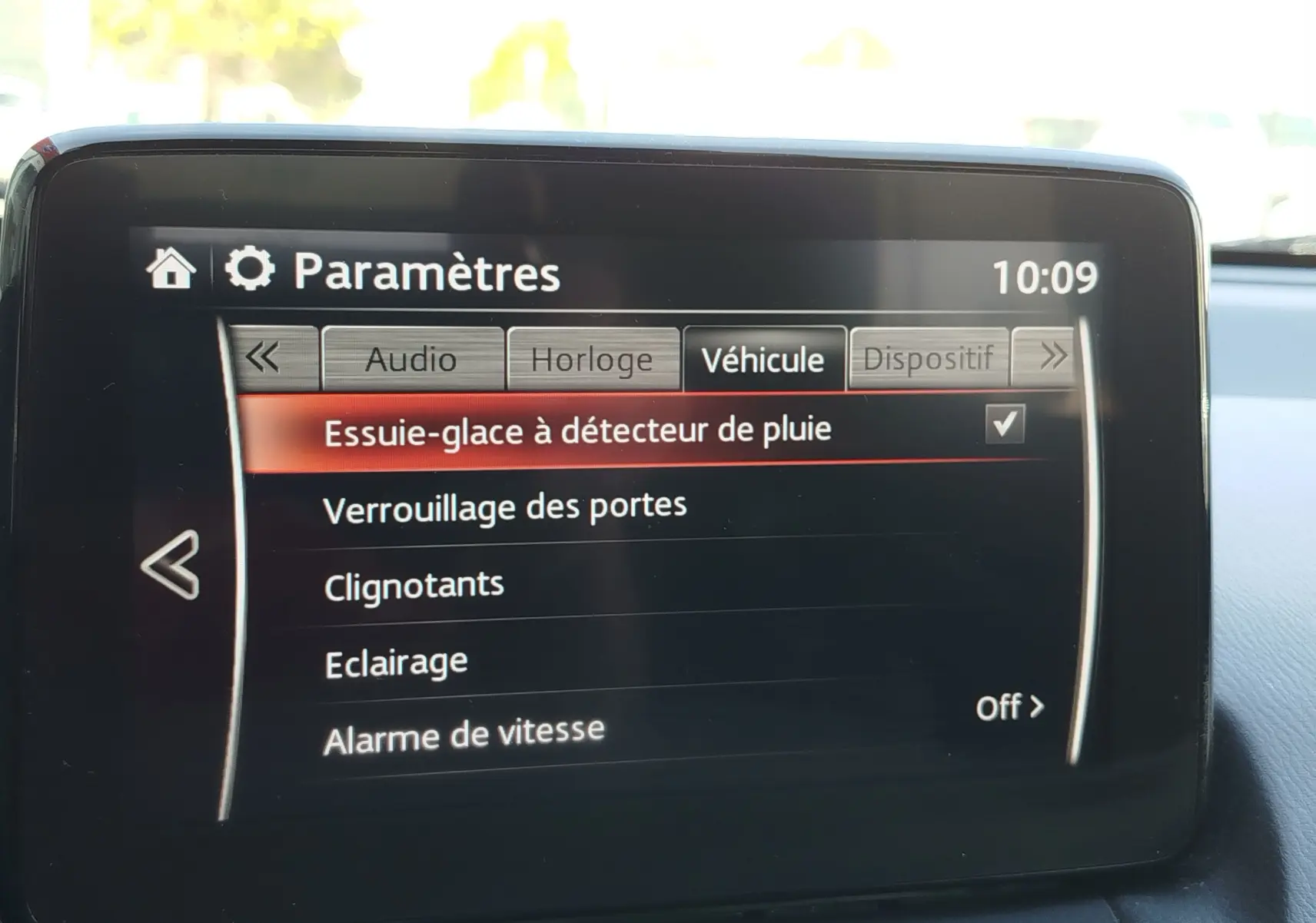 Écran central de la Mazda2 2018 affichant les paramètres du véhicule, notamment l'essuie-glace à détecteur de pluie.