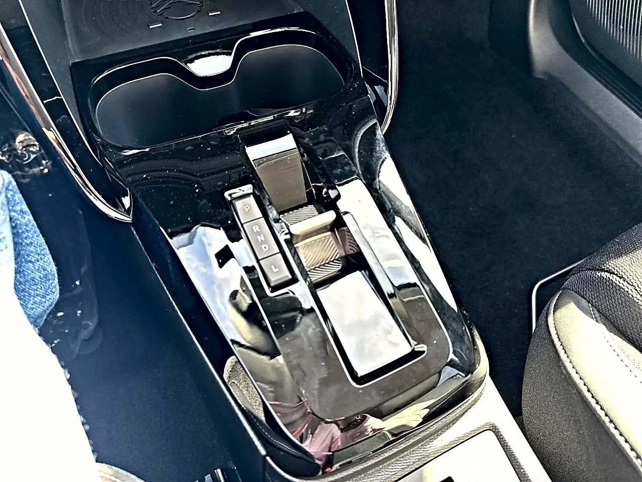 Gros plan sur la console centrale noire brillante avec levier de vitesses automatique du Citroën C3 Aircross.