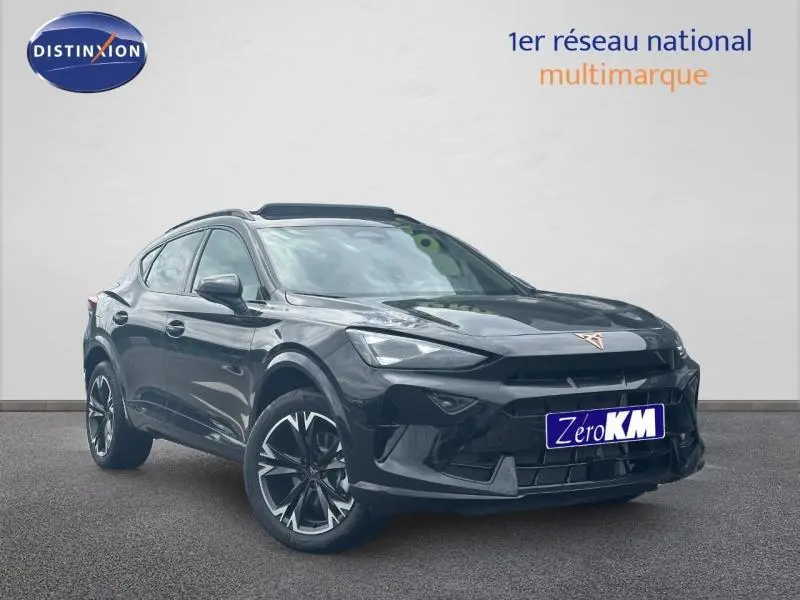 Vue 3/4 avant d'un CUPRA Formentor noir minuit métallisé avec jantes alu distinctives et calandre marquée.