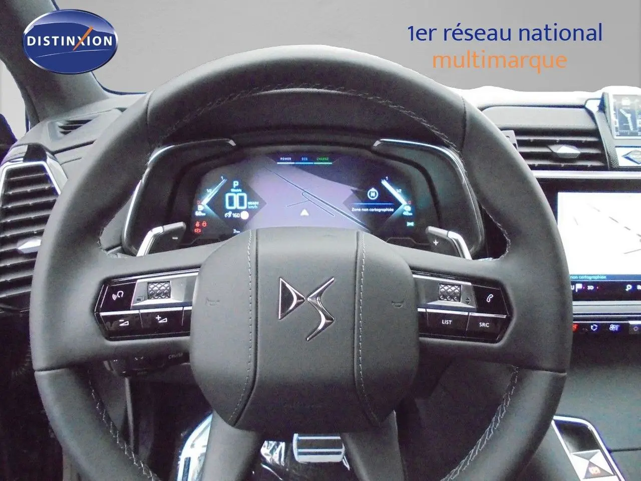 Vue rapprochée du volant cuir noir du DS7 Crossback E-TENSE 2021 avec tableau de bord numérique et écran tactile.