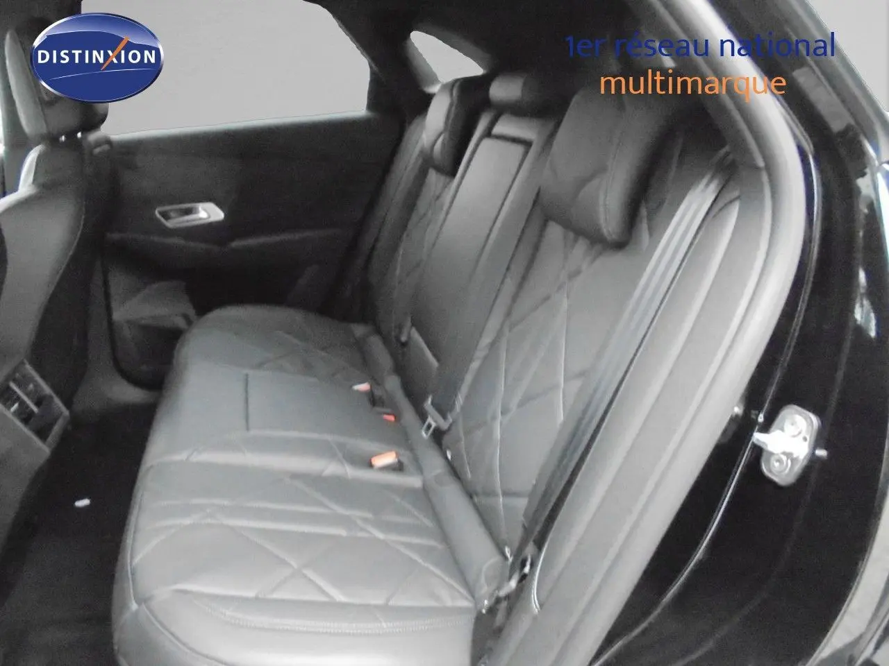 Vue intérieure montrant la banquette arrière en cuir noir matelassé du DS7 Crossback E-TENSE 2021, porte ouverte côté droit.
