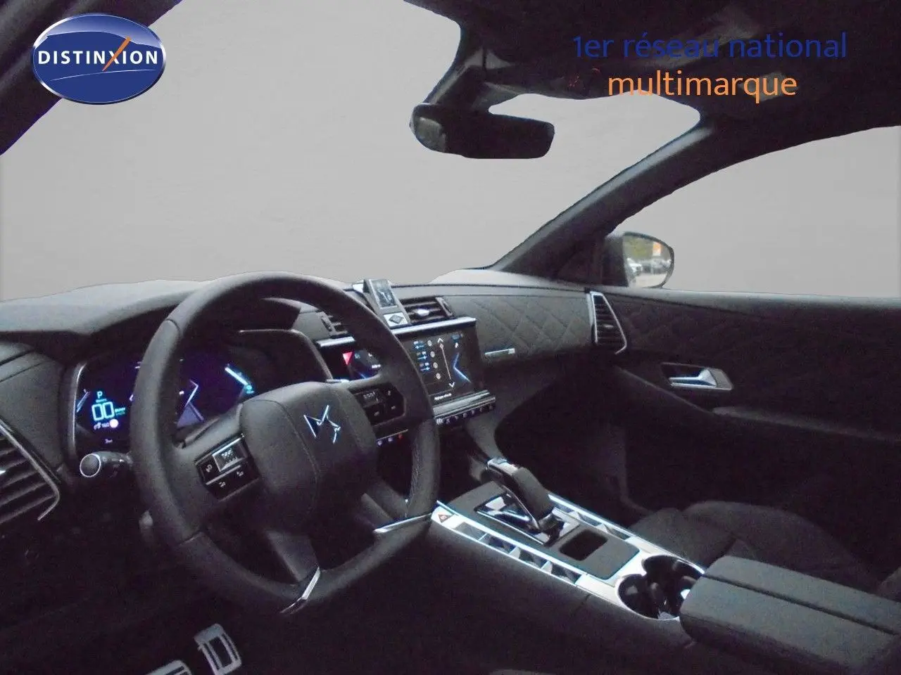 Vue intérieure côté conducteur du DS7 Crossback E-TENSE 2021 noir perle métal, avec tableau de bord et console centrale élégants.