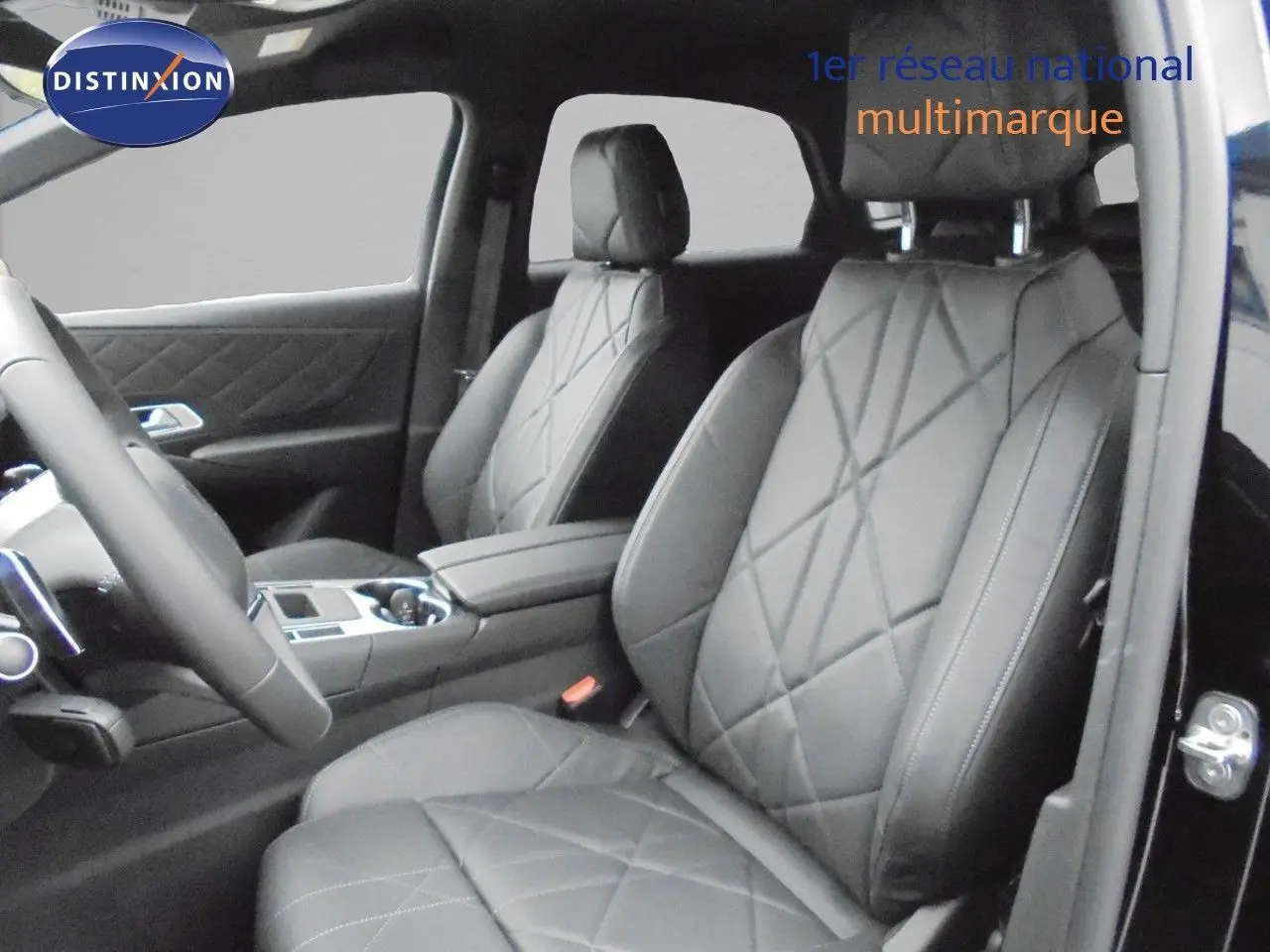 Vue intérieure côté conducteur du DS7 Crossback noir perle métal, avec sièges en cuir noir matelassé et console centrale moderne.