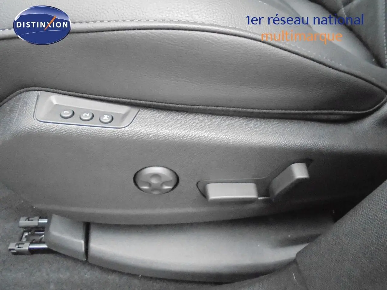 Réglages électriques du siège avant en cuir noir du DS7 Crossback E-TENSE 2021 visible en gros plan.