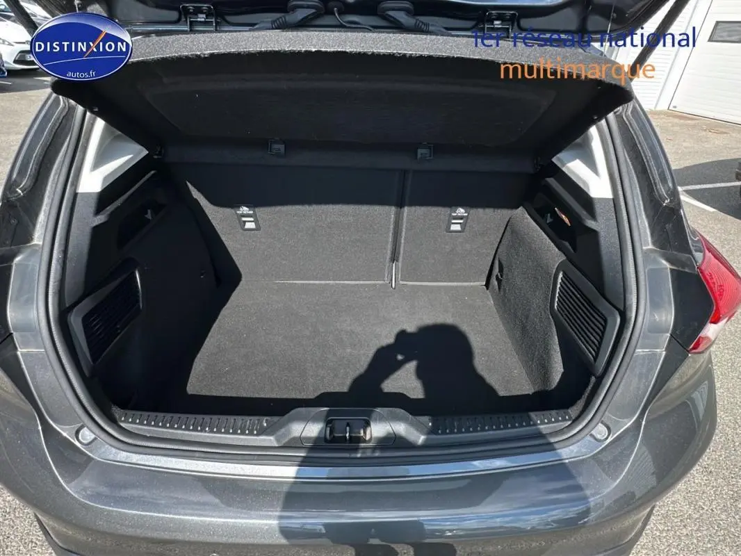 Coffre ouvert vu de l'arrière d'une Ford Focus Active gris foncé 2021, montrant un espace de chargement propre et spacieux.