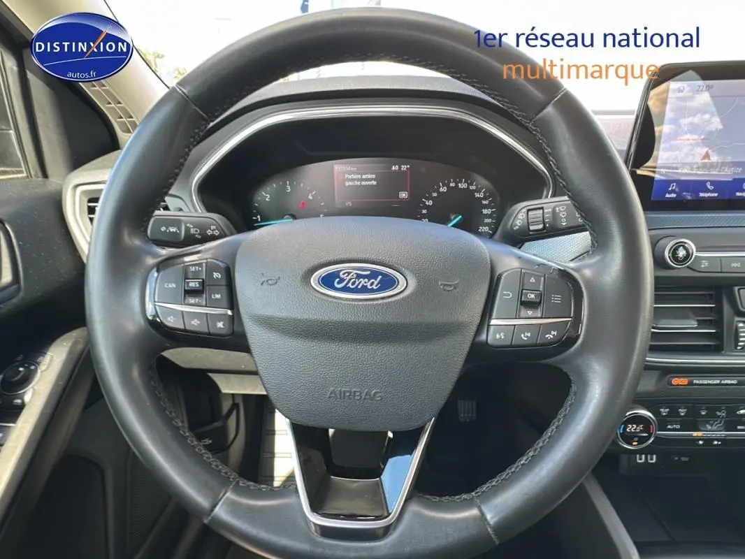 Vue rapprochée du volant noir de la Ford Focus Active 2021 avec commandes intégrées et tableau de bord numérique.