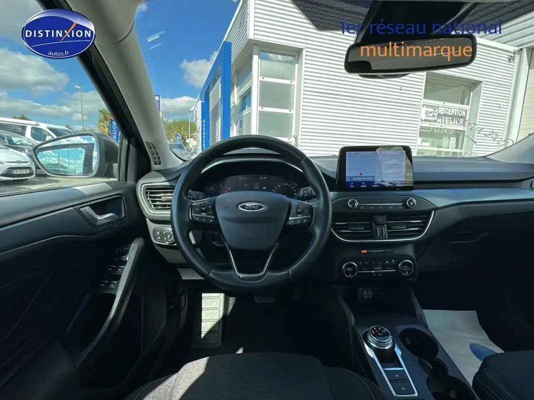 Intérieur de la Ford Focus Active 2021 vue du poste de conduite, avec volant multifonction et écran tactile central.
