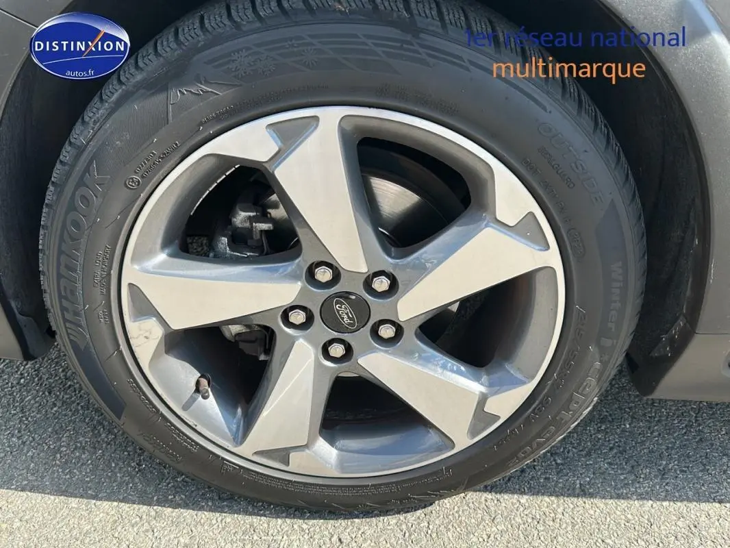 Gros plan sur la jante alliage 17 pouces grise d'une Ford Focus Active 2021 gris foncé.