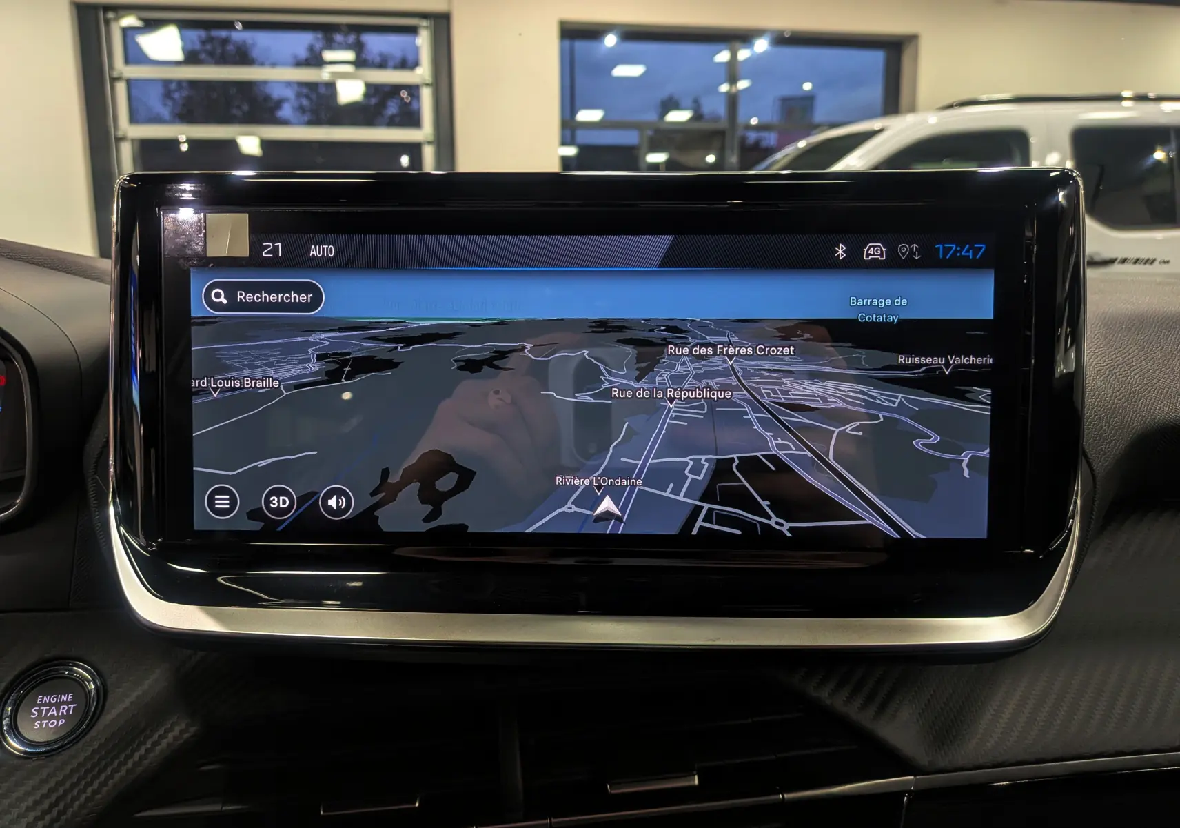 Écran tactile central du Peugeot 2008 Hybrid 145 Allure affichant la navigation en intérieur du véhicule.