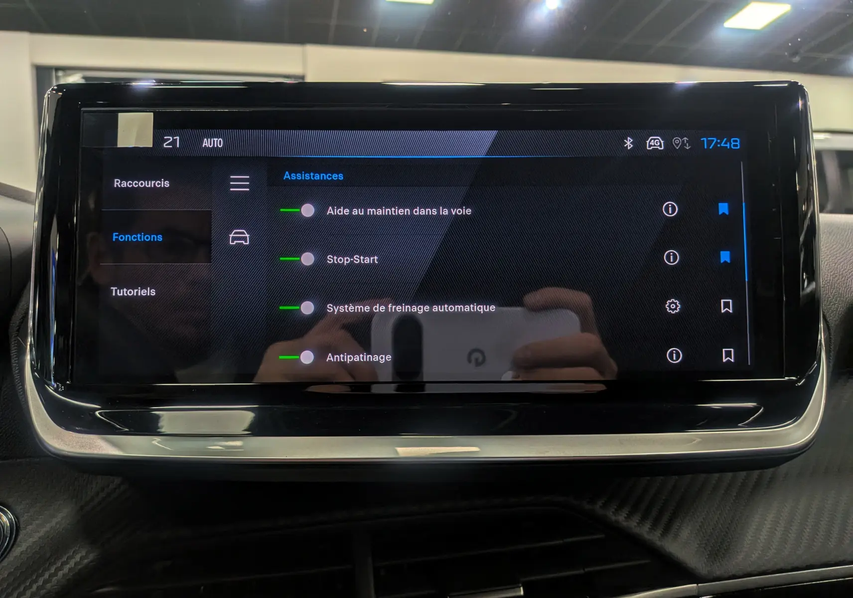 Écran tactile central du Peugeot 2008 Hybrid 145 Allure affichant les aides à la conduite activées.