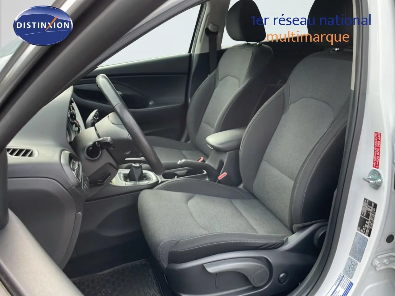 Vue intérieure côté conducteur de la Hyundai i30 SW 1.5 T-GDI 160CH Smart 2022 avec sièges tissu gris et volant cuir.