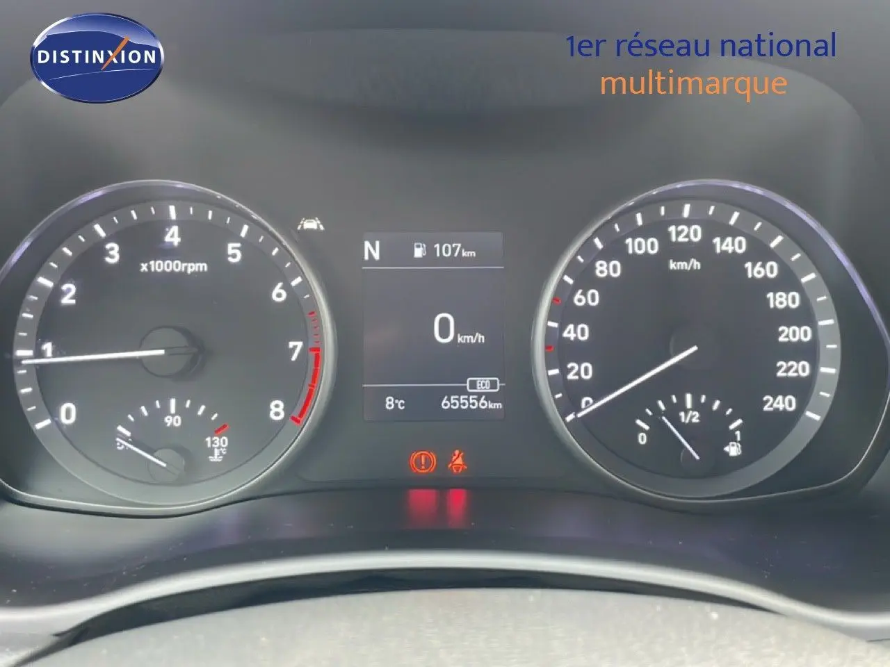 Vue rapprochée du tableau de bord de la Hyundai i30 SW blanc Atlas, affichant compte-tours, vitesse et informations numériques.