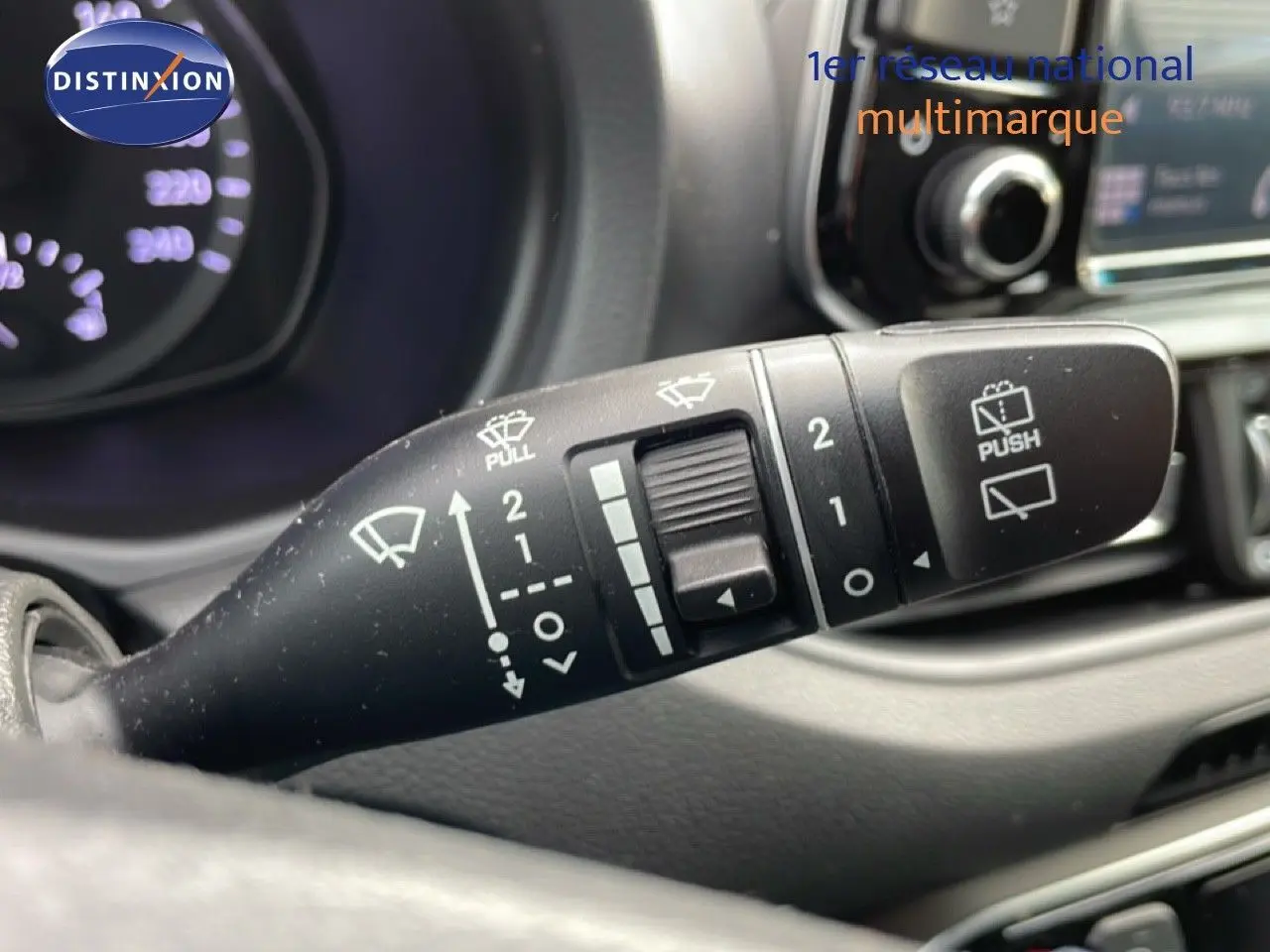 Gros plan sur la commande d’essuie-glace côté droit du tableau de bord d’une Hyundai i30 SW blanche, 2022.