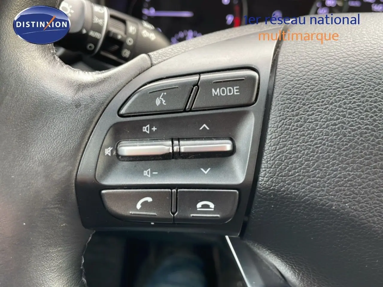 Gros plan sur les commandes du volant noir de la Hyundai i30 SW 1.5 T-GDI 160CH SMART blanche, vue intérieure.