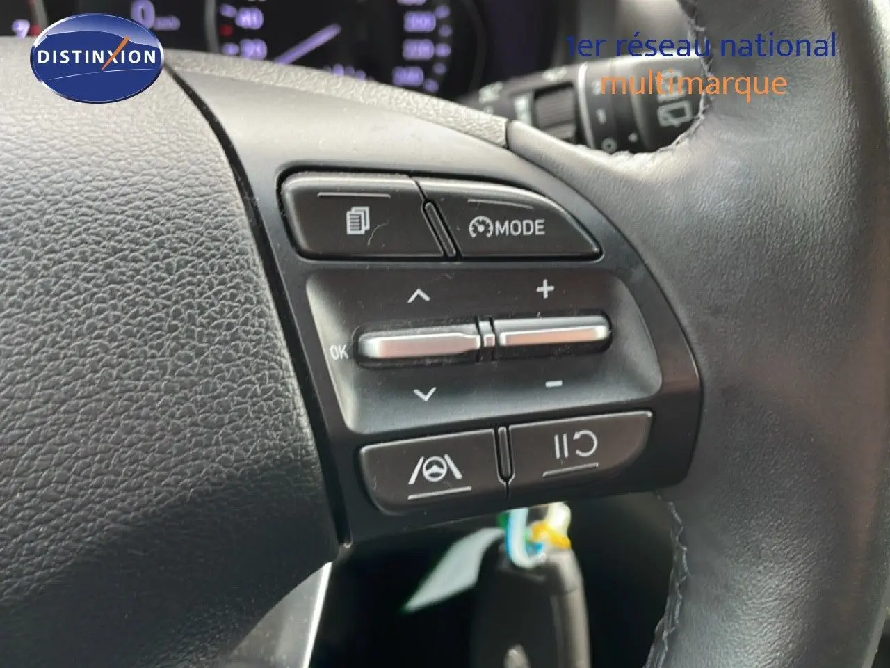 Gros plan sur les commandes au volant en cuir noir de la Hyundai i30 SW blanc Atlas, version 2022.