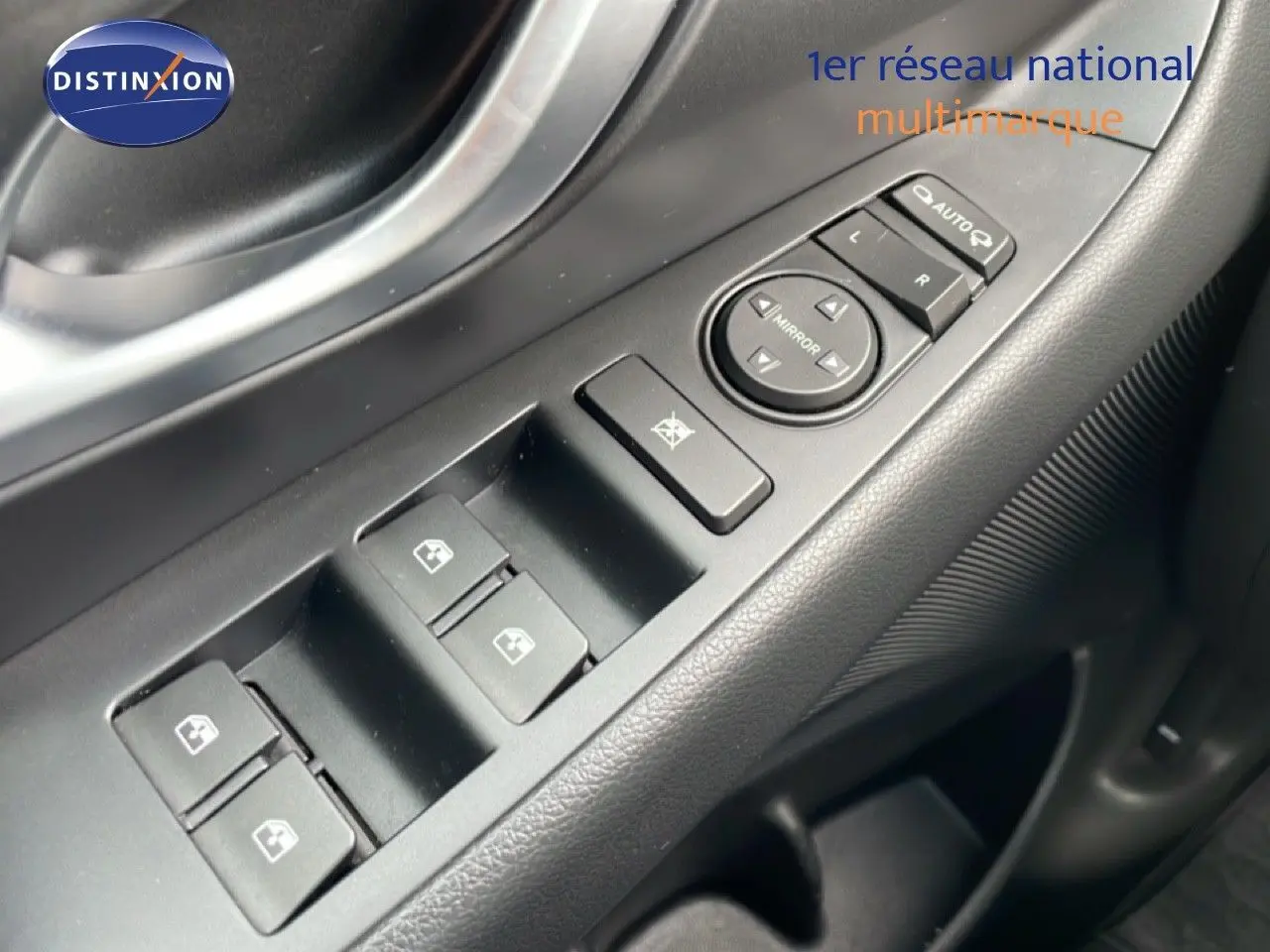 Gros plan sur la commande des vitres et rétroviseurs côté conducteur de la Hyundai i30 SW blanche de 2022.