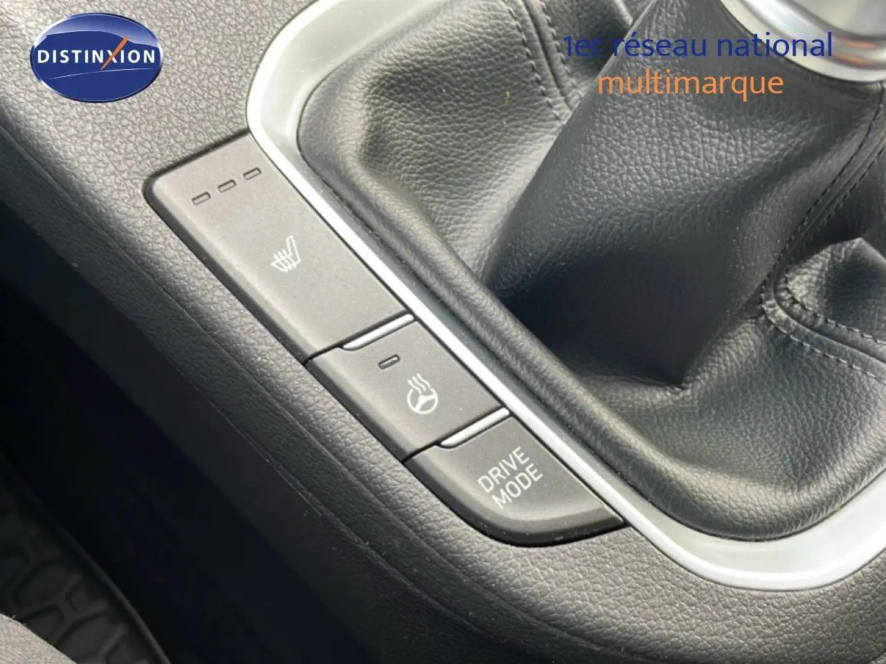 Gros plan sur la console centrale noire de la Hyundai i30 SW 2022, montrant le levier de vitesse et les boutons chauffants.