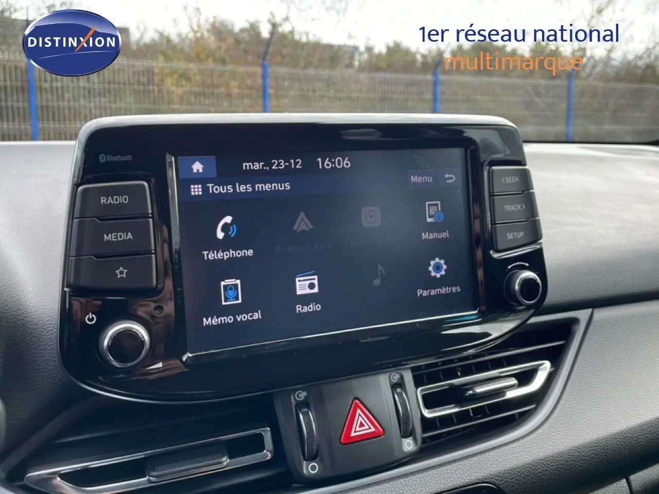 Vue intérieure centrée sur l’écran tactile multimédia du tableau de bord de la Hyundai i30 SW 2022.