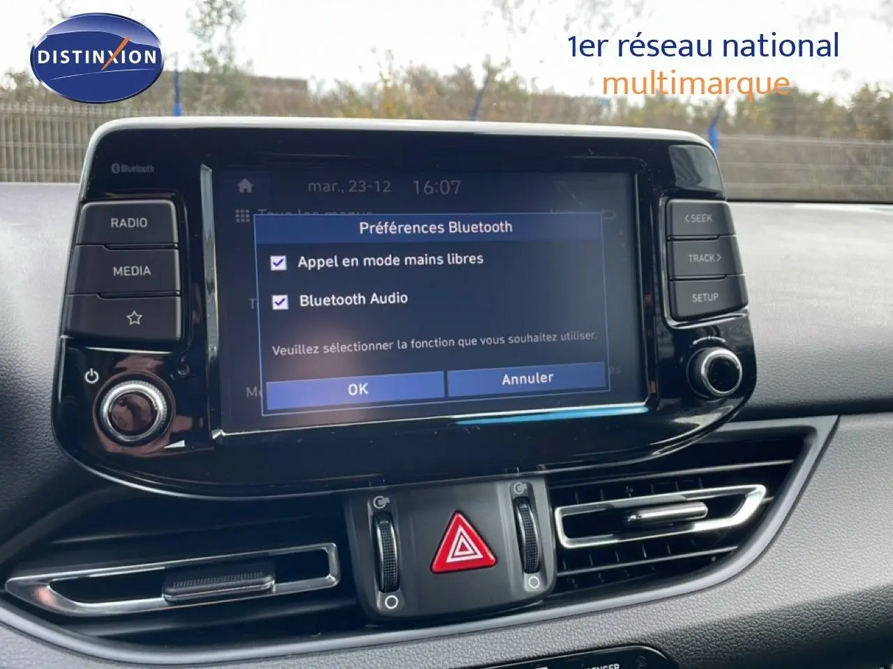 Vue rapprochée de l’écran tactile central du tableau de bord d’une Hyundai i30 SW blanc Atlas, affichant les préférences Bluetooth.