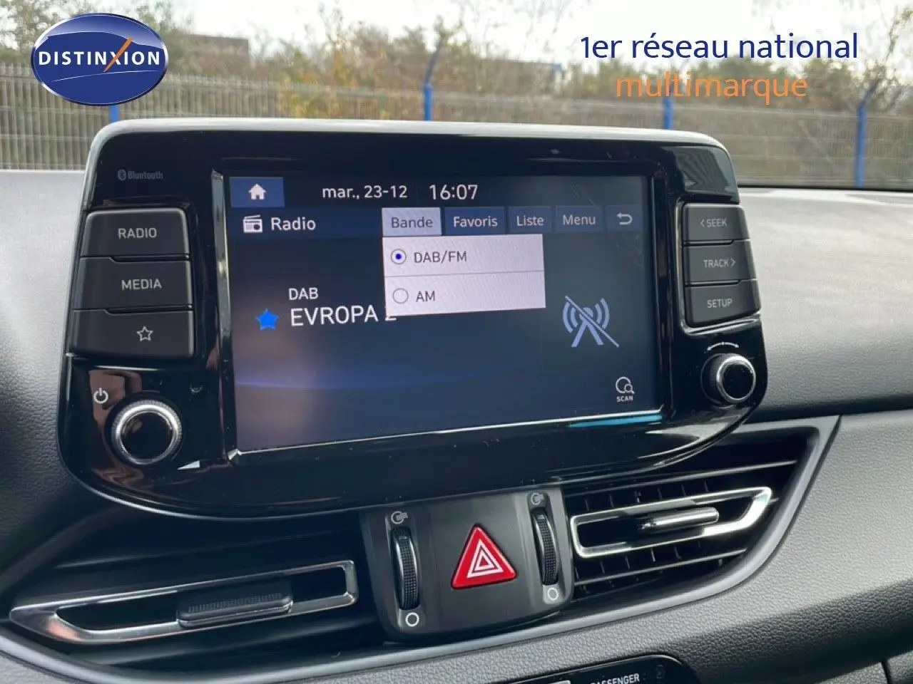 Vue rapprochée de l'écran multimédia central de la Hyundai i30 SW 2022 avec interface radio DAB/FM affichée.