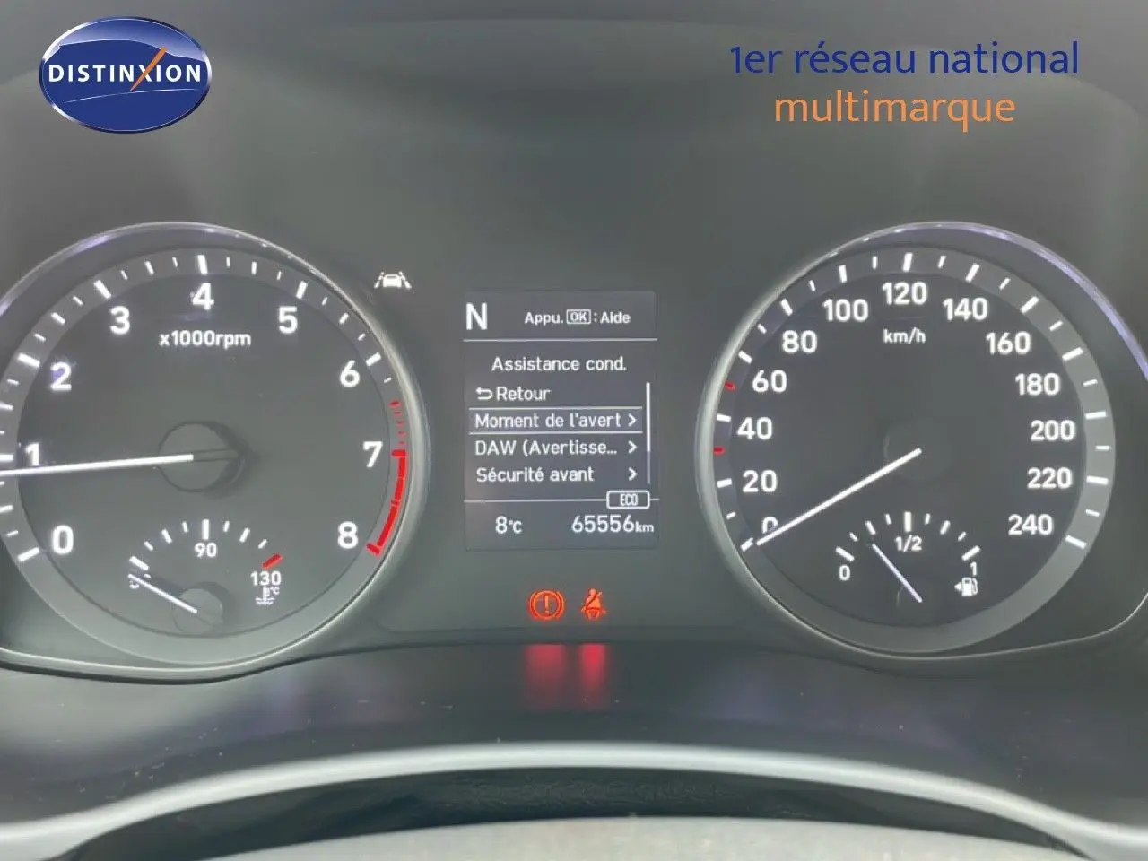 Vue rapprochée du tableau de bord de la Hyundai i30 SW blanc Atlas 2022, affichant compte-tours, vitesse et écran central.