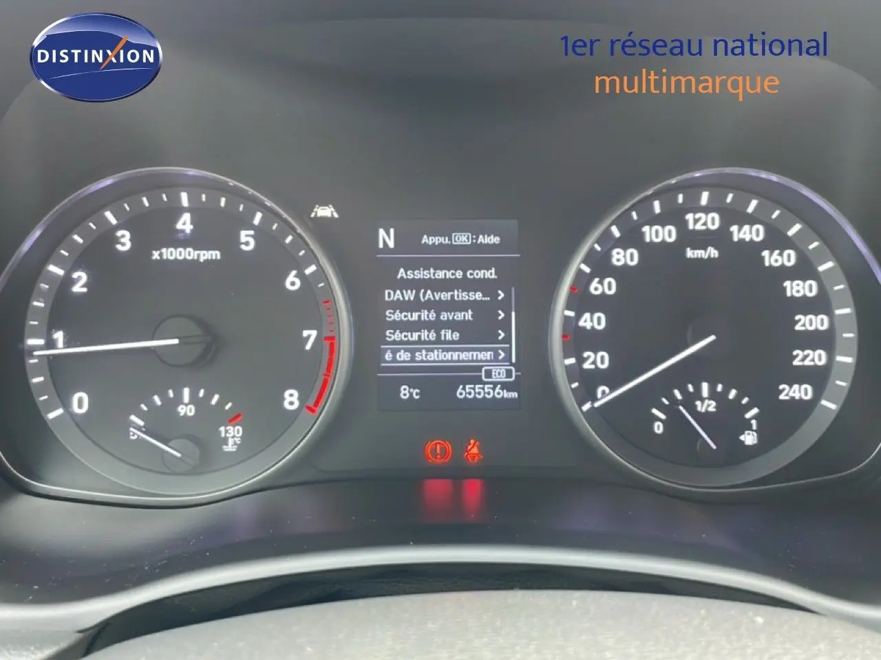 Vue rapprochée du tableau de bord numérique de la Hyundai i30 SW blanc Atlas, affichant compte-tours et vitesse.