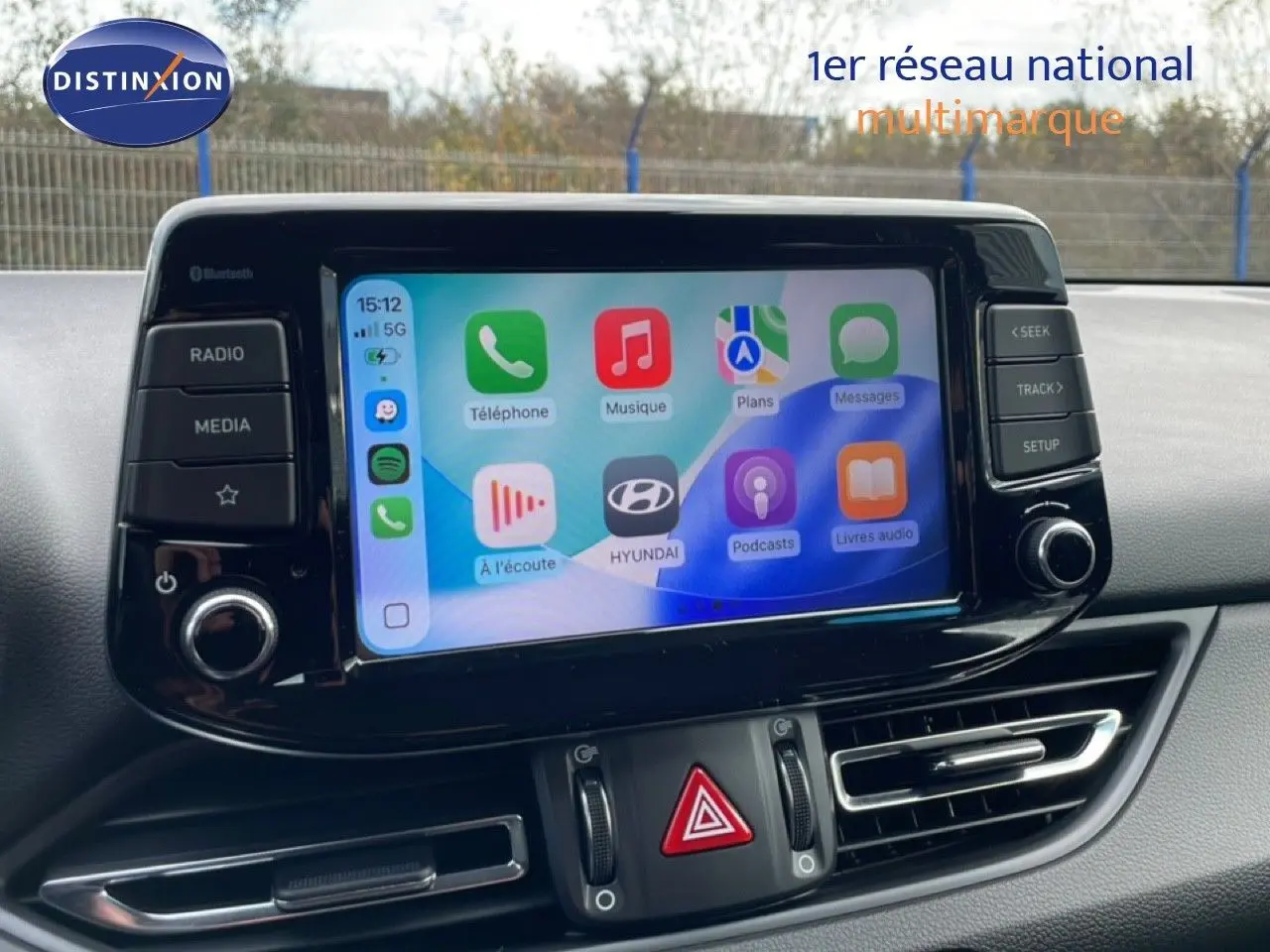Vue rapprochée de l’écran tactile central du tableau de bord d’une Hyundai i30 SW 2022, interface Apple CarPlay affichée.