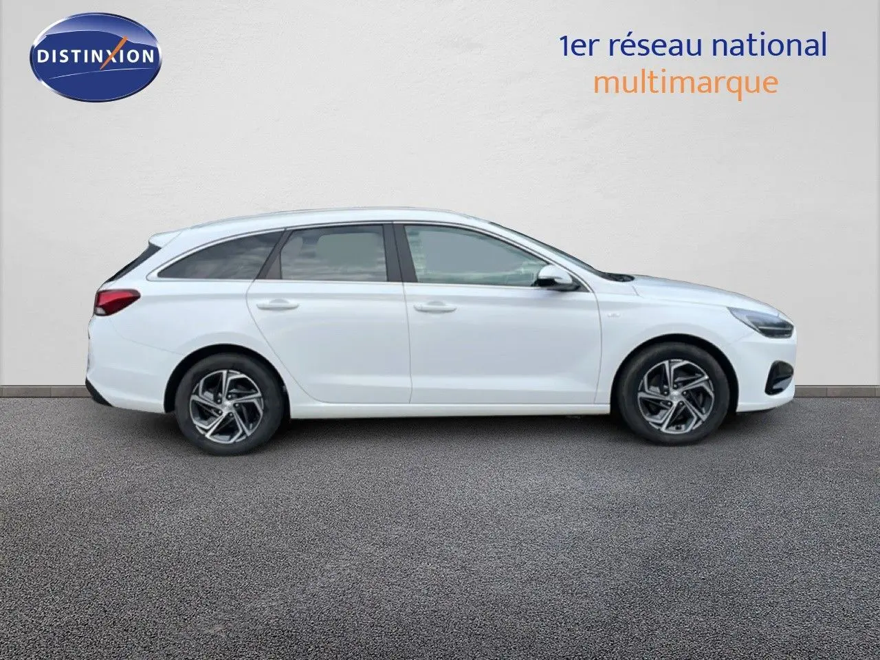 Profil droit d'une Hyundai i30 SW 1.5 T-GDI 160CH SMART blanche Atlas, avec jantes alliage et vitres teintées.