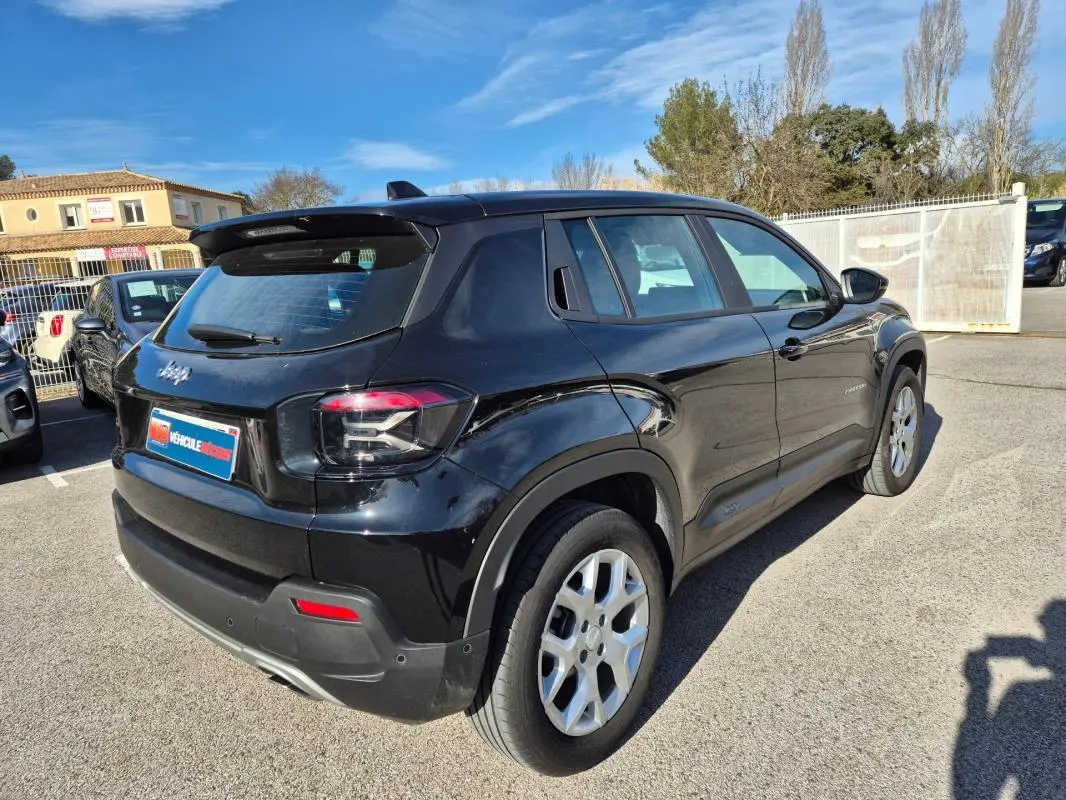 Jeep Avenger noir vue 3/4 arrière droit, avec jantes alliage 17 pouces et feux arrière LED distinctifs.