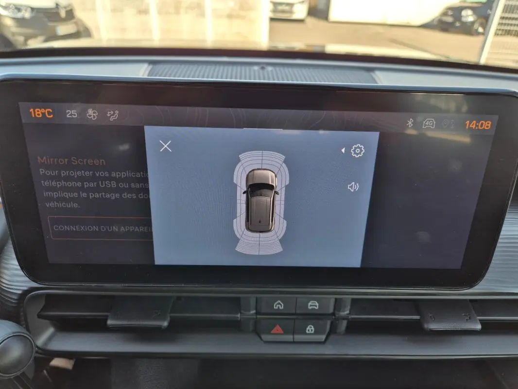 Vue rapprochée de l’écran central du Jeep Avenger 2024 noir, affichant l’aide au stationnement autour du véhicule.