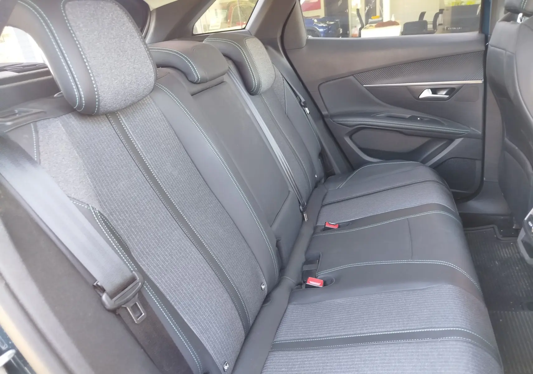 Vue intérieure côté droit des sièges arrière en tissu gris et cuir noir du Peugeot 3008 Hybrid 225ch Allure e-EAT8 2022.