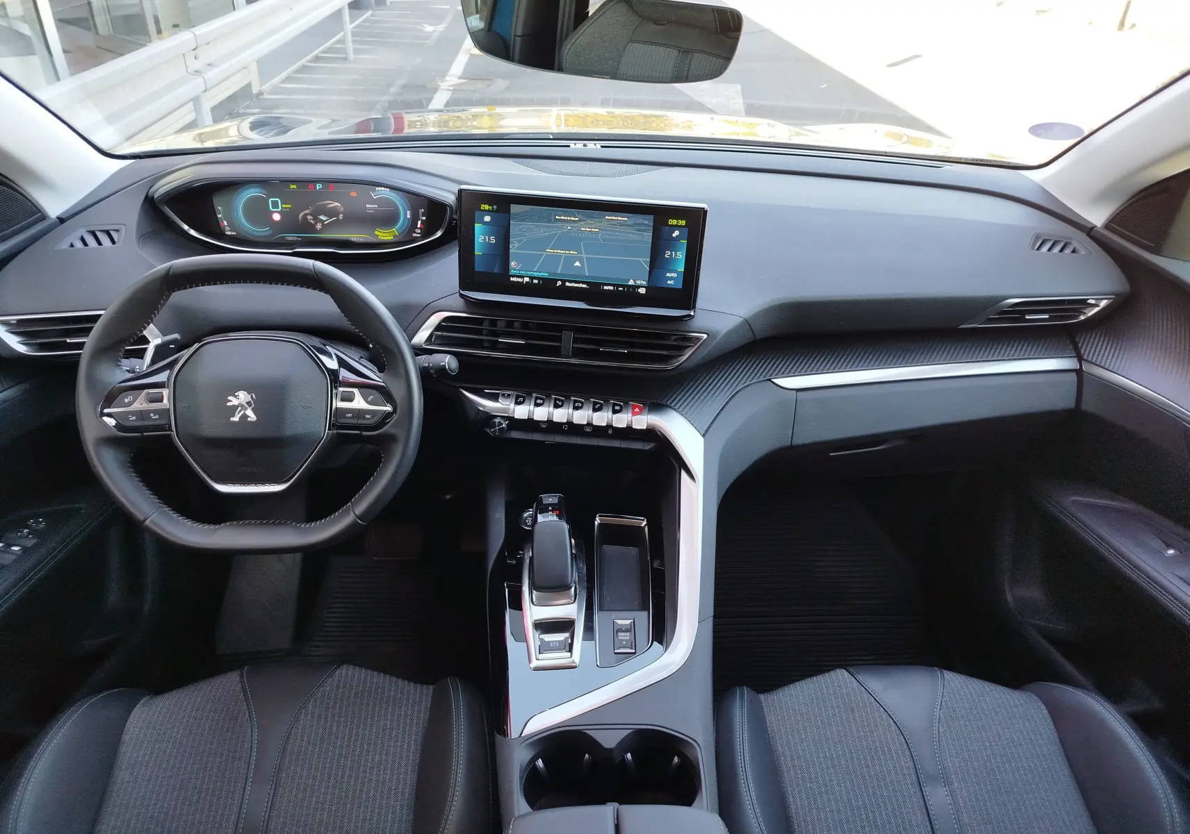 Vue intérieure avant du Peugeot 3008 Hybrid 225ch Allure avec tableau de bord numérique et écran central tactile.
