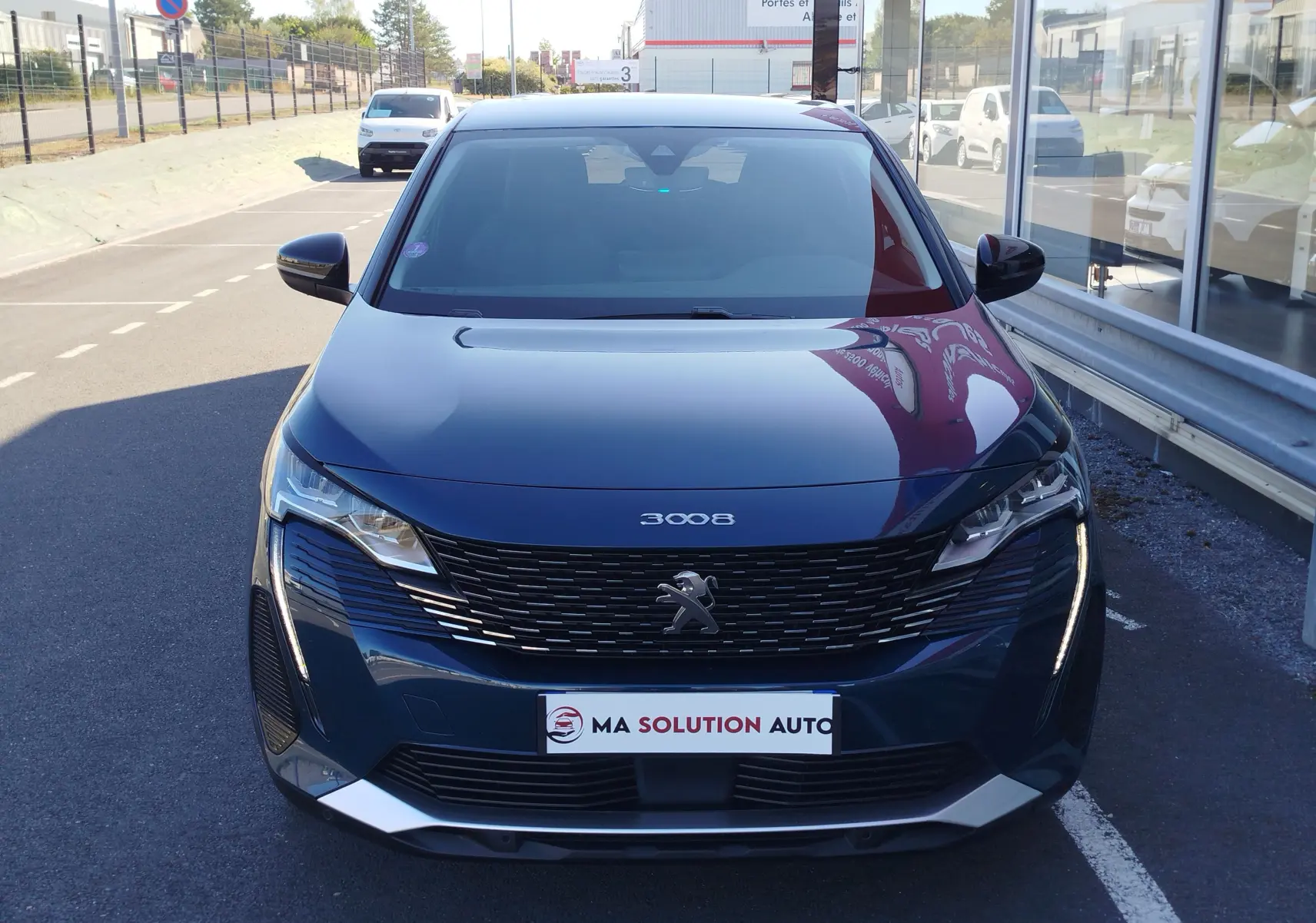 Vue avant d'un Peugeot 3008 hybride rechargeable bleu Célèbes, avec calandre noire et phares LED allumés.