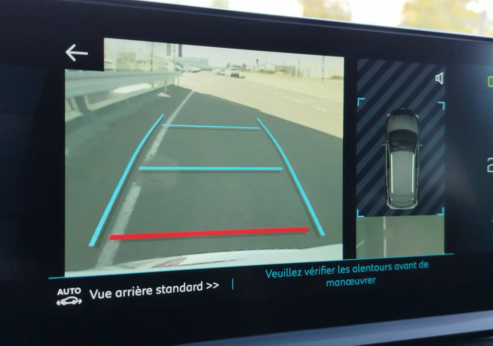 Écran de caméra de recul du Peugeot 3008 bleu Célèbes, vue arrière avec guidage de trajectoire visible.
