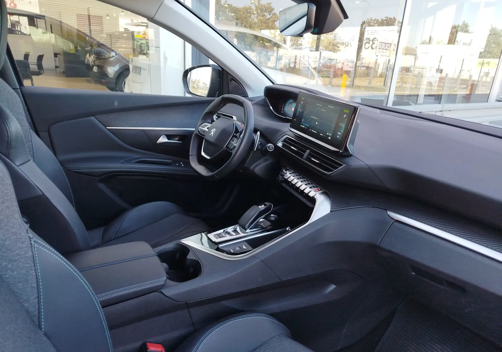 Vue intérieure côté conducteur du Peugeot 3008 Hybrid 225ch Allure 2022, avec tableau de bord moderne et écran tactile.