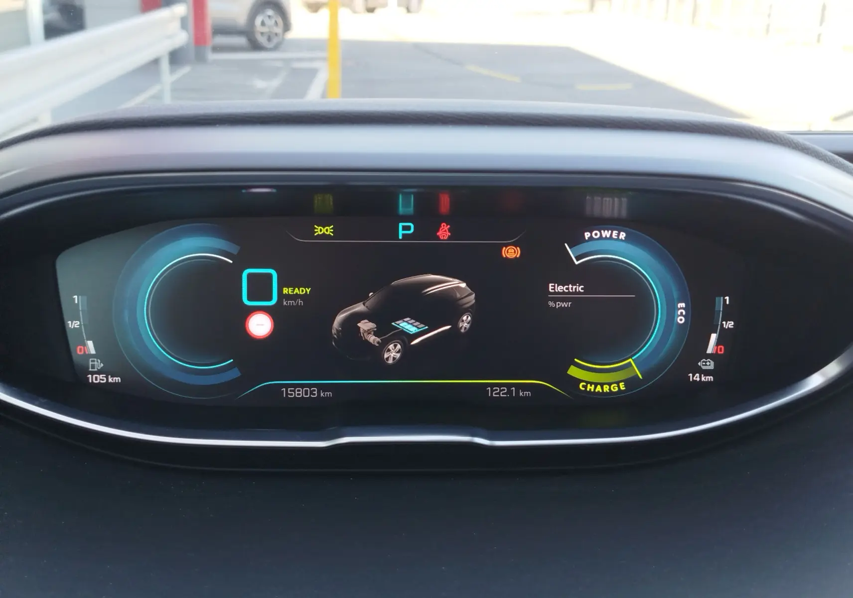 Tableau de bord numérique du Peugeot 3008 Hybrid 225ch, affichage central avec indicateurs de charge et autonomie.