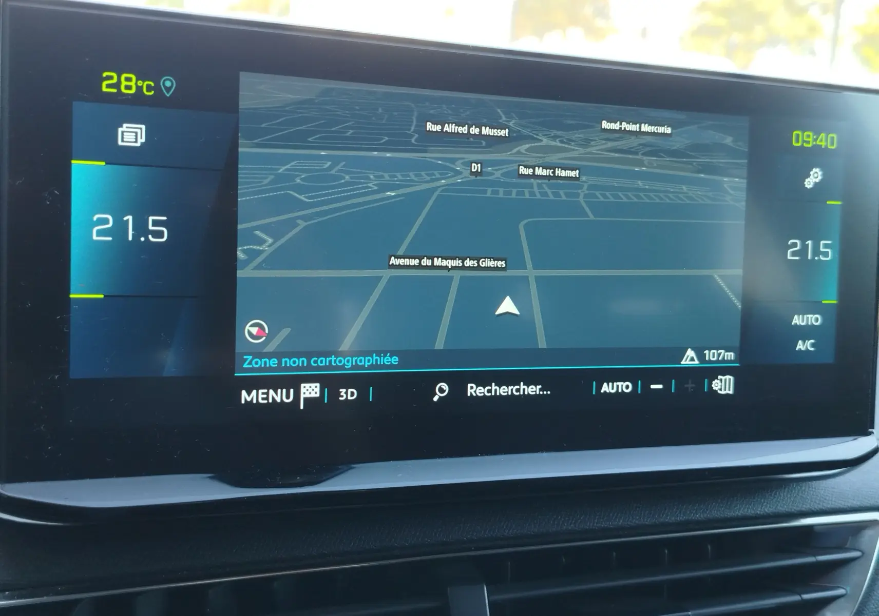Écran central du tableau de bord du Peugeot 3008 Hybrid 225ch, affichant la navigation et la climatisation à 21,5°C.